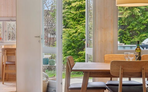 Niela - 700M from the Sea: Möbel, Flooring, Interior Design, Fussboden, Holz, Tabelle, Stuhl, Esszimmer, Küche & Esszimmer Tisch, Holzboden