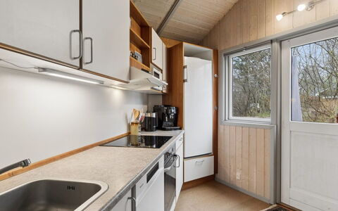 Niela - 700M from the Sea: Holz, Küche, Zuhause, Decke, Countertop, Major Appliance, Holzbeize, Spüle, Sinken, Zapfhahn