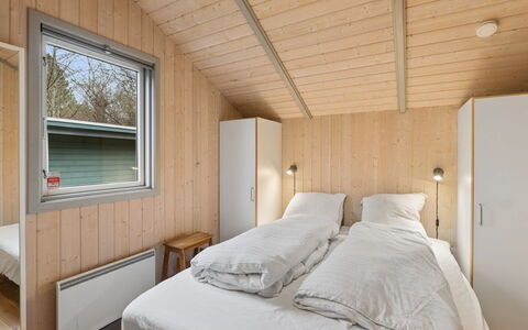 Niela - 700M from the Sea: Holz, Zuhause, Decke, Schlafzimmer, Tür, Bett, Hartholz, Holzbeize, Planke, Bettrahmen
