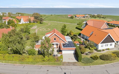 Arnke - 300M from the Sea: Möbel, Gartenmöbel, Geschirr, Tabelle, Drinkware, Stuhl, Tisch Im Freien, Essen, Flasche