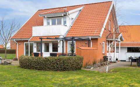 Arnke - 300M from the Sea: Dach, Haus, Wohngebiet, Zuhause, Hütte, Estate, Abstellgleis, Vorort, Schiebefenster, Bauernhaus