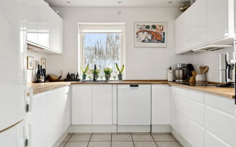 Arnke - 300M from the Sea: Küchengerät, Küche, Countertop, Flooring, Major Appliance, Cabinetry, Holz, Haushaltsgerät, Interior Design, Fussboden
