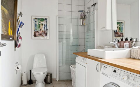 Arnke - 300M from the Sea: Interior Design, Waschmaschine, Armatur, Flooring, Fussboden, Sinken, Wäschekammer, Badezimmer, Zapfhahn, Installation