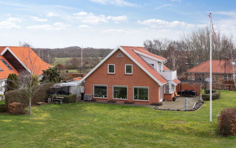 Arnke - 300M from the Sea: Gebäude, Gras, Haus, Zuhause, Dach, Wohngebiet, Hütte, Strauch, Grundstueck, Ländliches Gebiet