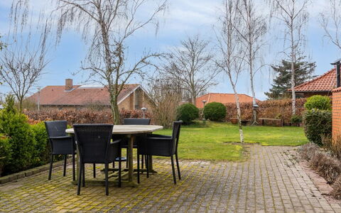 Arnke - 300M from the Sea: Strauch, Wohngebiet, Haus, Garten, Flagstone, Zuhause, Backstein, Landscaping, Schatten