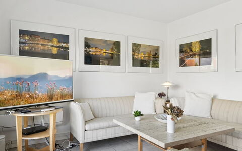 Arnke - 300M from the Sea: Möbel, Interior Design, Wand, Couch, Flooring, Bilderrahmen, Fussboden, Wohnzimmer, Tabelle, Beleuchtung