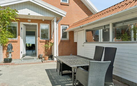 Arnke - 300M from the Sea: Haus, Zuhause, Wohngebiet, Dach, Tür, Hütte, Abstellgleis, Garten, Veranda, Auffahrt