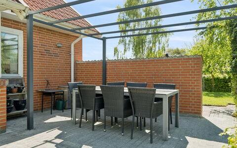 Arnke - 300M from the Sea: Gartenmöbel, Garten, Hinterhof, Tisch Im Freien, Garten, Landscaping, Terrasse, Pergola, Outdoor Struktur