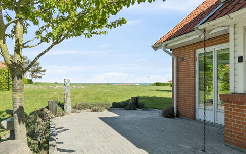 Arnke - 300M from the Sea: Himmel, Zuhause, Dach, Wolke, Grundstueck, Hütte, Schatten, Estate, Landscaping, Flagstone