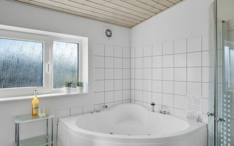 Annakarin - 1.2Km from the Sea: Armatur, Interior Design, Badezimmer, Badewanne, Flooring, Decke, Fussboden, Zapfhahn, Installation, Zimmer