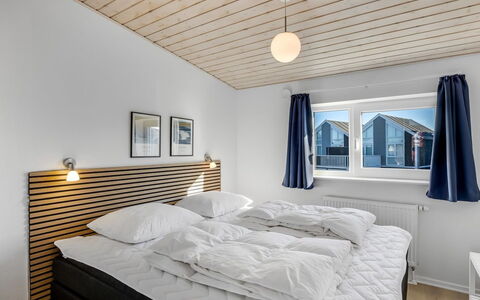 Annakarin - 1.2Km from the Sea: Holz, Zuhause, Decke, Schlafzimmer, Bett, Daylighting, Bettrahmen, Hartholz, Bedding, Einfrieren