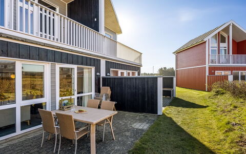 Annakarin - 1.2Km from the Sea: Die Architektur, Zuhause, Wohngebiet, Estate, Abstellgleis, Veranda, Hütte, Rasen, Garten, Balkon