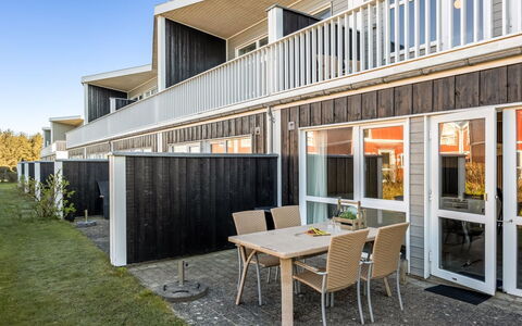 Annakarin - 1.2Km from the Sea: Die Architektur, Wohnung, Balkon, Schatten, Hartholz, Daylighting, Abstellgleis, Hof, Planke, Veranda