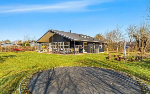 Nanook - 750M to the Fjord: Möbel, Holz, Interior Design, Flooring, Fussboden, Stuhl, Zimmer, Decke, Wohnzimmer, Wohnung