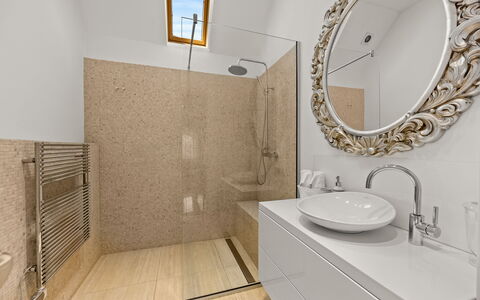 Apartment Noa Opatjia: Armatur, Wand, Flooring, Badezimmer, Fussboden, Sinken, Interior Design, Spiegel, Bad Sink, Zapfhahn
