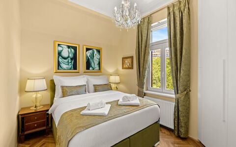 Apartment Noa Opatjia: Schlafzimmer, Bett, Bedding, Kissen, Lampe, Linens, Suite, Hotel, Bettrahmen