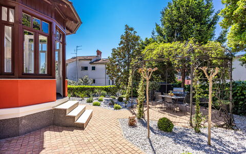 Apartment Nia Opatjia: Strauch, Wohngebiet, Zuhause, Garten, Estate, Landscaping, Garten, Design, Treppe