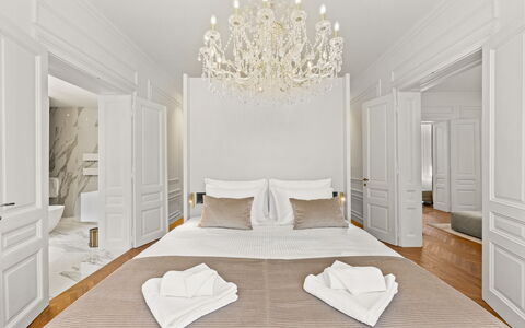 Apartment Nia Opatjia: Interior Design, Fussboden, Flooring, Decke, Schlafzimmer, Beleuchtung, Bett, Wohnung, Zuhause, Bedding