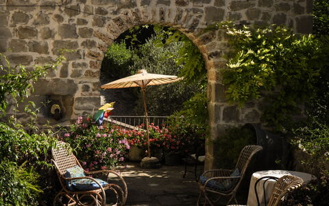Agriturismo Arcera: Blumentopf, Möbel, Garten, Zimmerpflanze, Gartenmöbel, Stuhl, Flagstone, Hof, Tisch Im Freien