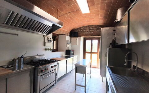 Villa Campo al Vento - Country Farm: Küche, Countertop, Küchengerät, Herd, Major Appliance, Beleuchtung, Decke, Interior Design, Herd, Haushaltsgerät