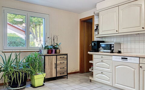 Le Mas Chablais: Holz, Cabinetry, Möbel, Flooring, Interior Design, Küche, Countertop, Fussboden, Schublade, Küchengerät