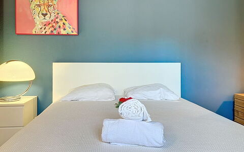 Le Mas Chablais: Möbel, Bett, Blau, Schlafzimmer, Interior Design, Bedding, Wand, Bettdecke, Fussboden, Flooring