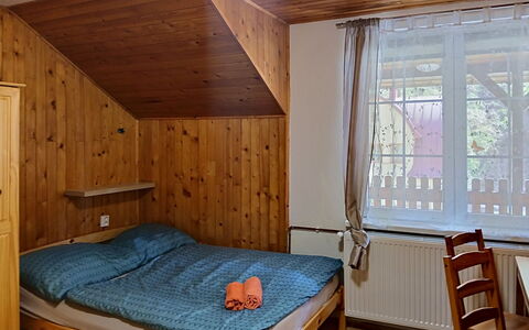 Hillside Terrace: Möbel, Holz, Fussboden, Interior Design, Flooring, Decke, Schlafzimmer, Zimmer, Bett, Hartholz