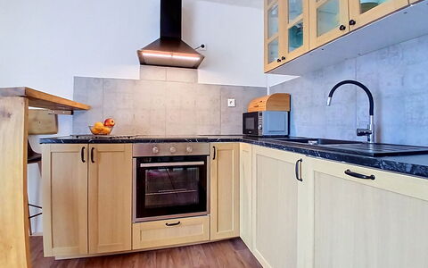 Hillside Terrace: Küchengerät, Küche, Countertop, Major Appliance, Holz, Cabinetry, Flooring, Interior Design, Fussboden, Haushaltsgerät