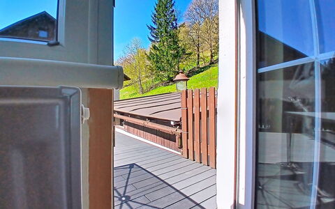 Hillside Terrace: Holz, Geländer, Hartholz, Holzbeize, Balkon, Baluster, Veranda, Deck, Treppe, Daylighting