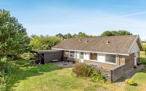 Mikkelina - 1.7Km from the Sea: Gebäude, Haus, Fenster, Zuhause, Dach, Wohngebiet, Strauch, Hütte, Grundstueck