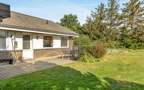 Mikkelina - 1.7Km from the Sea: Gebäude, Haus, Fenster, Zuhause, Dach, Wohngebiet, Strauch, Hütte, Grundstueck