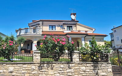 Umag 140: Gebäude, Wohngebiet, Haus, Fassade, Nachbarschaft, Zuhause, \Stadt, Dach, Menschliche Siedlung, Balkon