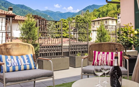 Terrazza Segreta: Möbel, Gartenmöbel, Interior Design, Stuhl, Zuhause, Wohnung, Tisch Im Freien, Balkon, Schatten, Zimmerpflanze