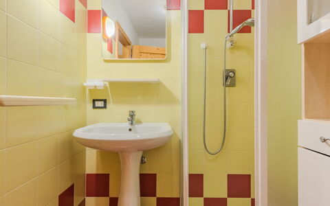 Malè 100: Badezimmer, Armatur, Flooring, Bad Sink, Interior Design, Fussboden, Sinken, Installation, Zapfhahn, Fliese