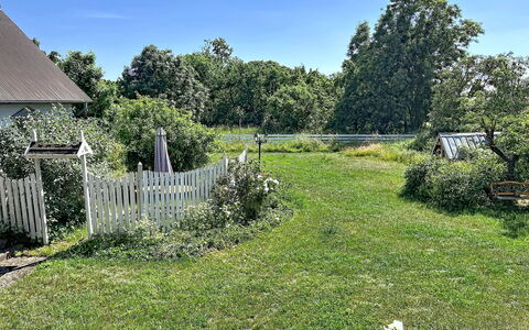 Melösa: Strauch, Garten, Grundstueck, Rasen, Ground, Hütte, Zaun, Hinterhof