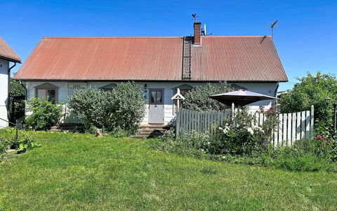 Melösa: Gebäude, Gras, Haus, Fenster, Dach, Strauch, Hütte, Wohngebiet, Zuhause