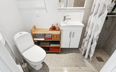 Pejo - 10M from the Sea: Toilleten Sitz, Toilette, Armatur, Badezimmer, Flooring, Fussboden, Interior Design, Sinken, Installation, Bad Sink
