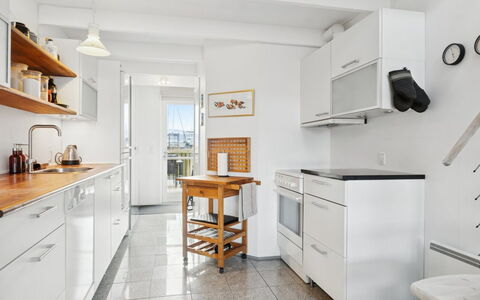 Pejo - 10M from the Sea: Küche, Flooring, Countertop, Cabinetry, Küchengerät, Möbel, Holz, Fussboden, Major Appliance, Interior Design
