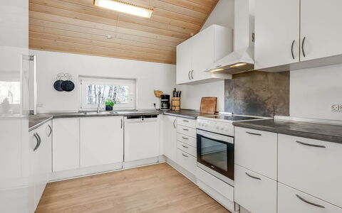 Antoinetta - 350M from the Sea: Holz, Flooring, Decke, Interior Design, Küche, Countertop, Zuhause, Holzboden, Fussboden, Zimmer