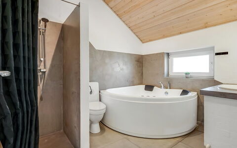 Antoinetta - 350M from the Sea: Armatur, Flooring, Interior Design, Decke, Badezimmer, Fussboden, Badewanne, Beleuchtung, Installation, Zimmer