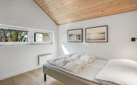 Antoinetta - 350M from the Sea: Holz, Decke, Schlafzimmer, Interior Design, Bett, Zuhause, Bedding, Bettdecke, Zimmer, Dachboden