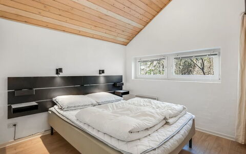 Antoinetta - 350M from the Sea: Schlafzimmer, Bett, Interior Design, Decke, Bedding, Bettrahmen, Bettdecke, Zuhause, Zimmer, Wohnung