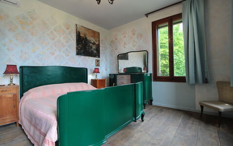 Villa 900 Design & Hills Escape: Bett, Möbel, Schlafzimmer, Interior Design, Bedding, Bettdecke, Wand, Holz, Flooring, Zimmer