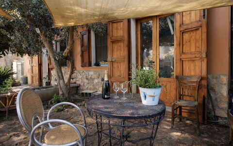 Ranch Salomonello: Möbel, Holz, Stuhl, Gartenmöbel, Tabelle, Tisch Im Freien, Blumentopf, Tür, Küche & Esszimmer Tisch, Flagstone