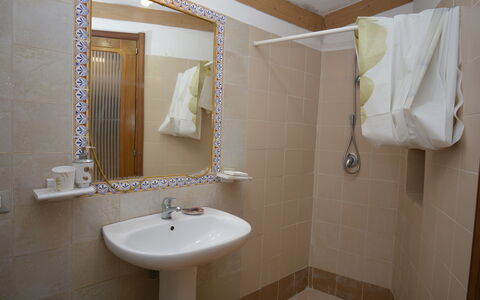 Ranch Salomonello: Bad Sink, Badezimmer, Armatur, Wand, Sinken, Flooring, Spiegel, Zapfhahn, Fussboden, Interior Design