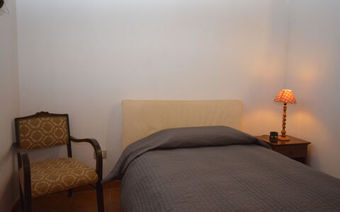 Ranch Salomonello: Bett, Möbel, Bedding, Schlafzimmer, Bettdecke, Wand, Fussboden, Linens, Interior Design, Holz