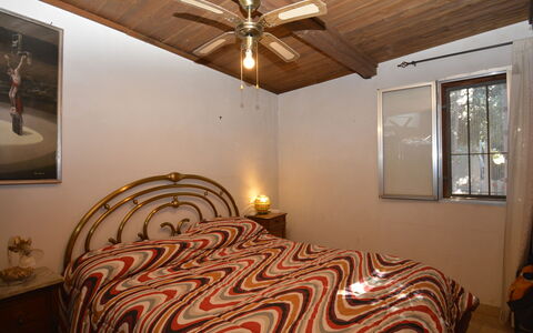 Ranch Salomonello: Interior Design, Wand, Möbel, Bett, Schlafzimmer, Holz, Decke, Bettdecke, Bedding, Flooring