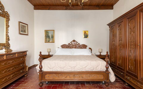 Il Leccio, Vinci, Private Pool and Tennis: Möbel, Bett, Schlafzimmer, Interior Design, Holz, Flooring, Bettdecke, Bedding, Fussboden, Zimmer