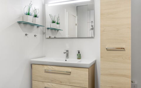Nadua - 25M from the Sea: Badezimmerschrank, Cabinetry, Fussboden, Schublade, Armatur, Spiegel, Bad Sink, Badezimmer, Installation, Kommode