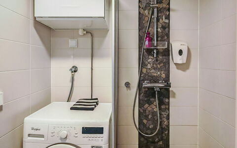 Parashimos B: Waschmaschine, Armatur, Badezimmer, Interior Design, Flooring, Wäschetrockner, Fussboden, Wäschekammer, Toilette, Major Appliance